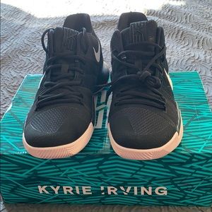 Black Kyrie 3 sneakers